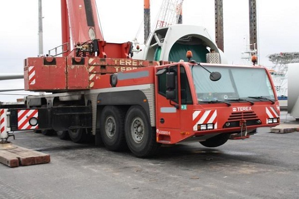 Xe cần cẩu Terex - Demag 250 tấn